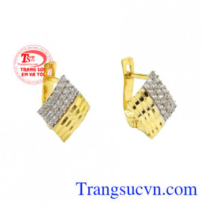 Sản phẩm phù hợp kết hợp cùng các bộ trang phục công sở giúp nữ giới toát lên được vẻ trưởng thành, phong thái thanh lịch cho các nàng.