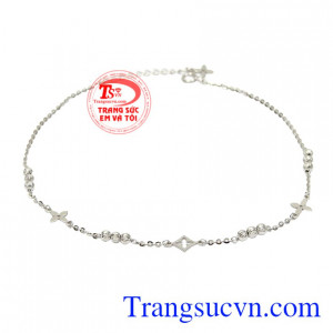 Lắc chân nữ vàng trắng tinh tế là gợi ý hay để dành tặng người con gái thân thương hay cô gái bạn muốn tỏ tình.