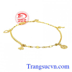 Chỉ với một chiếc lắc chân vàng thôi cũng đủ tạo điểm nhấn mang đến vẻ quyến rũ cho đôi chân trắng xinh của các nàng.