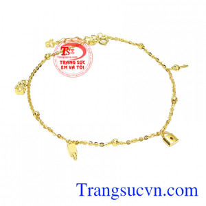 Lắc chân vàng đáng yêu hiện đang là sản phẩm mới được yêu thích nhất hiện nay.