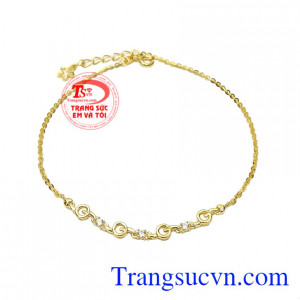 Lắc chân vàng duyên dáng được chế tác xinh xắn giúp đem lại vẻ nữ tinh đến cho người đeo.