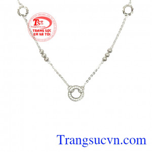 Và chiếc lắc chân vàng này là sẽ là sự lựa chọn dành cho những cô nàng yêu thích trang sức nhỏ nhắn, thanh mảnh.