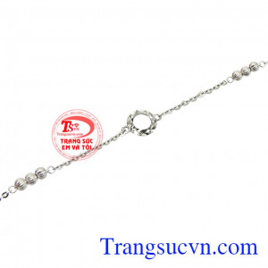 Khi văn hóa phương Tây dần du nhập vào Việt Nam trang sức vàng trắng dần trở thành xu hướng, toát lên được vẻ thời trang và hiện đại cho người đeo.