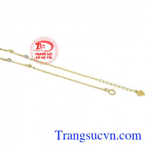 Sản phẩm phù hợp với nhiều kiểu trang phục, đặc biệt là những chiếc đầm đi chơi hay đi du lịch. Lắc chân vàng xinh đẹp