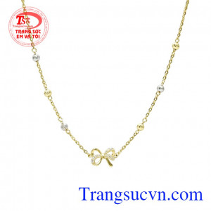 Nhờ vào chiếc lắc nhỏ xinh xắn mà đôi chân của người đeo cũng trở nên thanh thoát và quyến rũ hơn. Lắc chân vàng xinh đẹp