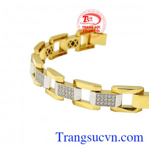 Các nhà thiết kế đã khéo léo kết hợp vàng trắng, vàng màu cũng những viên đá cz làm tăng thêm điểm nhấn giúp chiếc lắc tay thêm phẩn ấn tượng. Lắc nam vàng tây lịch lãm