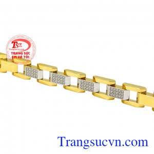 Kiểu dáng nam tính, mạnh mẽ giúp phái mạnh luôn tự tin và thế hiện cá tính. Lắc nam vàng tây lịch lãm