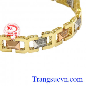 Từng đường nét và chi tiết cũng được các thợ kim hoàn chế tác tỉ mỉ giúp chiếc lắc tay trở nên hoàn mỹ. Lắc nam vàng tây phong cách