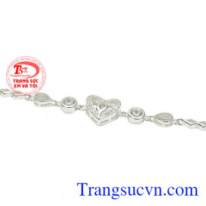 Kiểu dáng trang nhã, nữ tính giúp tôn lên nét đẹp của người dùng. Lắc tay bạc tình yêu