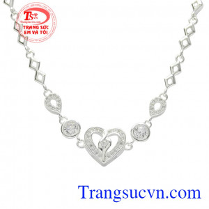 Sản phẩm phù hợp với nhiều độ tuổi, có thể làm quà tặng cho bạn gái trong những dịp đặc biệt. Lắc tay bạc tình yêu