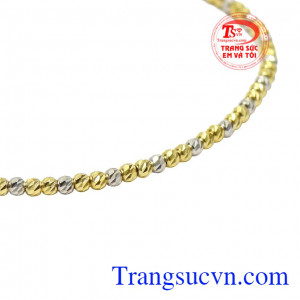 Lắc tay bi nhỏ xinh phù hợp với nhiều kiểu trang phục.