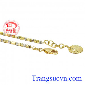 Sự kết hợp vàng trắng và vàng màu giúp cho chiếc lắc trông sành điệu hơn. Lắc tay bi nhỏ xinh