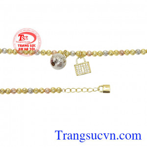 Đeo chiếc lắc tay này các cô gái không cần phải đau đầu để lựa chọn trang phục vì nó phù hợp với mọi kiểu quần áo còn giúp tôn da người đeo.