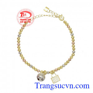 Với sự kết hợp của vàng màu, vàng trắng và hồng tạo nên nét hài hòa và hợp với xu hướng.