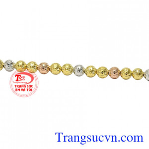 Với sự kết hợp của vàng trắng, vàng hồng, vàng màu tạo nên sự tương phản, bắt sáng giúp các nàng tự tin và tỏa sáng hơn.