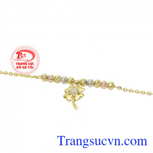 Mọi người truyền tai nhau rằng khi tìm thấy cỏ 4 lá là báo hiệu điềm may mắn sẽ đến với mình. Lắc tay cỏ bốn lá dễ thương