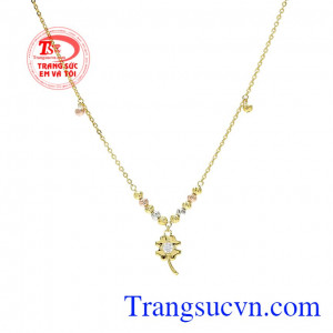 Chính vì thế mà các sản phẩm cỏ 4 lá rất được ưa chuộng và trở thành cảm hứng sáng tác cho các thợ kim hoàn. Lắc tay cỏ bốn lá dễ thương