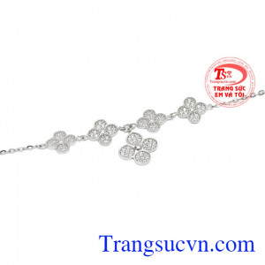 Sản phẩm phù hợp làm quà tặng cho phái đẹp trong những dịp đặc biệt. Lắc tay cỏ bốn lá phong cách