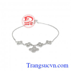 Những chiếc cỏ 4 lá chế tác tỉ mỉ kết hợp cùng đá cz càng làm tăng thêm phần ấn tượng với người nhìn. Lắc tay cỏ bốn lá phong cách