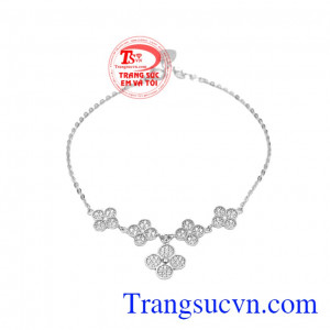 Lắc tay cỏ bốn lá phong cách giúp cho từng trang phục mà bạn mặc đều trở nên hoàn mỹ. 