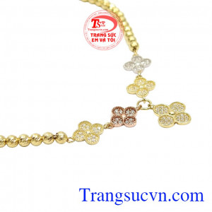 Những chiếc cỏ 4 lá được chế tác cách tỉ mỉ kết hợp cùng đá cz giúp cho sản phẩm trở nên ấn tượng và thu hút hơn. Lắc tay cỏ bốn lá thời trang
