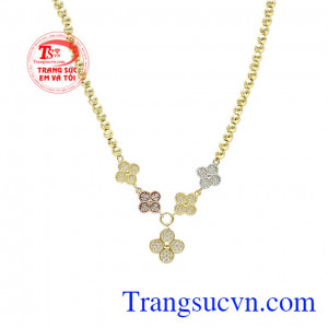 Chính vì thế mà các sản phẩm trang sức, đặc biệt là trang sức phái nữ cỏ 4 lá thường được sử dụng rất nhiều. Lắc tay cỏ bốn lá thời trang