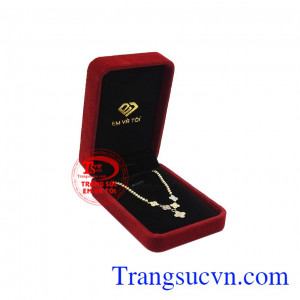 Lắc tay cỏ bốn lá thời trang được chế tác từ vàng tây 10k, bền đẹp và sáng bóng.