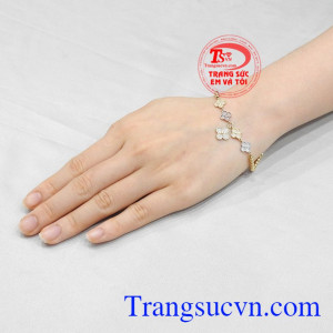Sản phẩm bảo hành uy tín, giao hàng toàn quốc. Lắc tay cỏ bốn lá thời trang