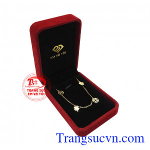 Vì vây, cỏ 4 lá đã trở thành cảm hứng sáng tạo trong các sản phẩm trang sức. Lắc tay may mắn vàng tây