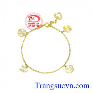 Lắc tay may mắn vàng tây với những chi tiết được chế tác hình cỏ 4 lá tỉ mỉ, đẹp mắt.
