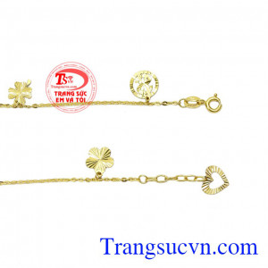 Chiếc lắc tay vàng tây kiểu dáng dễ thương, phù hợp với nhiều kiểu trang phục. Lắc tay may mắn vàng tây