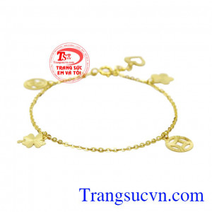 Người ta thường nói, nếu tìm thấy cỏ 4 lá là báo hiệu sắp có may mắn đến với người đó. Lắc tay may mắn vàng tây