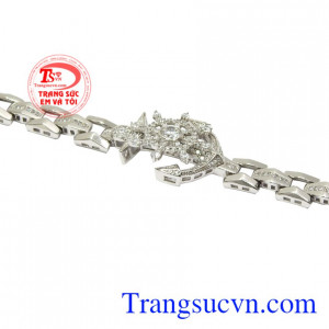 Nam giới có thể kết hợp với những bộ trang phục năng động cá tính giúp các chàng thể hiện được cá tính riêng của mình.