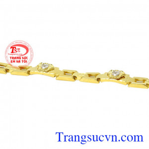 Thiết kế nam tính, lịch lãm mang đến sản phẩm ấn tượng cho phái mạnh. Lắc tay nam phong cách