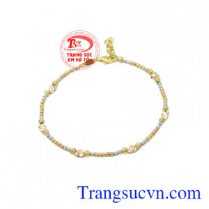 Đeo chiếc lắc tay này các cô gái có thể thỏa sức phối đồ còn không hề kén da người đeo.