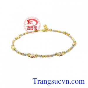 Sự kết hợp của vàng trắng, vàng hồng và vàng màu tạo độ sặc sỡ giúp tôn lên nét xinh yêu cho đôi bàn tay của các quý cô.