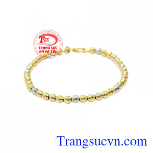 Lắc tay nhập khẩu duyên dáng được chế tác xinh xắn từ vàng 18k.