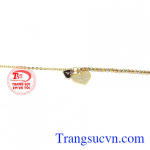 Không những thế với sự kết hợp của vàng trắng, vàng màu, vàng hồng sẽ khiến cho sản phẩm trở nên nổi bật hơn mà cũng không kén da người dùng.