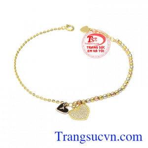 Lắc tay trái tim độc đáo được chế tác nhỏ xinh, hợp thời trang.