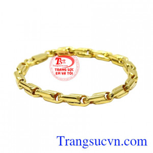 Lắc tay vàng bé trai kiểu dáng mạnh mẽ, khỏe khoắn phù hợp làm quà tặng trong dịp sinh nhật. 