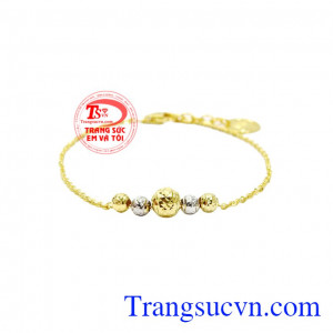 Lắc tay vàng tây dễ thương với những hạt bi chế tác tinh tế giúp cho sản phẩm thêm phần trẻ trung và đáng yêu. 