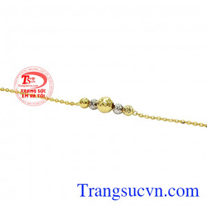 Với phái đẹp, lắc tay là một trong những loại trang sức được ưa chuộng nhất. Lắc tay vàng tây dễ thương