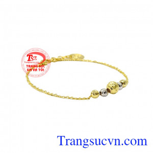 Sản phẩm phù hợp với nhiều độ tuổi và trang phục. Lắc tay vàng tây dễ thương