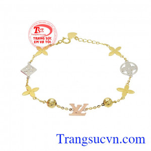 Lắc tay vàng từ lâu đã được nhiều phái đẹp yêu thích, với công nghệ chế tác ngày càng phát triển để tạo ra những mẫu lắc sáng bóng và trẻ trung thì càng được nhiều nữ giới đón nhận nhiều hơn.