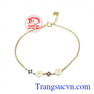 Lắc tay vàng tây thanh tú được chế tác bắt mắt mang đến vẻ nữ tính và thời trang đến cho người đeo.