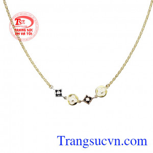 Thiết kế thanh mảnh hợp xu hướng giúp phái đẹp tôn lên vẻ đẹp thướt tha mà lại vô cùng sành điệu.