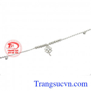 Kiểu dáng nữ tính, trang nhã đang là xu hướng được nhiều khách hàng lựa chọn. Lắc tay vàng trắng cỏ bốn lá