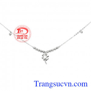 Đây cũng là lý do vì sao hình cỏ 4 lá xuất hiện rất nhiều trong các trang sức. Lắc tay vàng trắng cỏ bốn lá