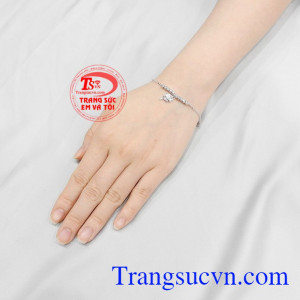 Lắc tay vàng trắng cỏ bốn lá nhận đặt chế tác theo yêu cầu. 