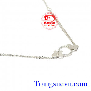 Thiết kế ấn tượng, dễ dàng kết hợp cùng những trang phục dạo phố hoặc đi làm. Lắc tay vàng trắng hồ điệp